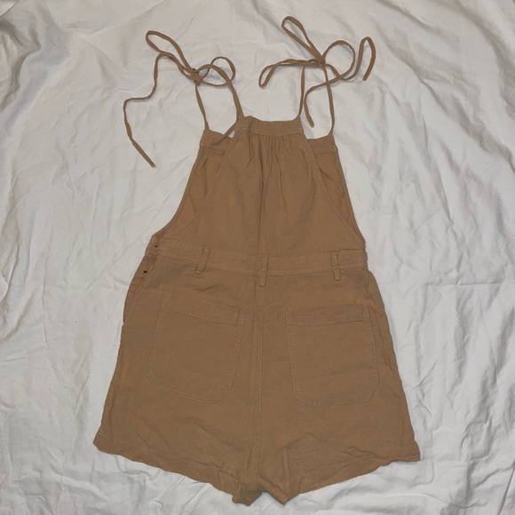 URBAN OUTFITTERS UO Ivy Tie-Shoulder Shortall Overall - Picture 4 of 4